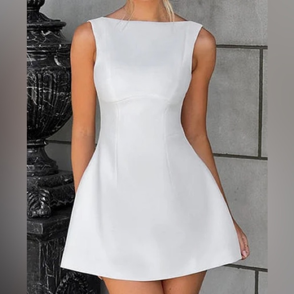 Elegant White Sleeveless Dress
